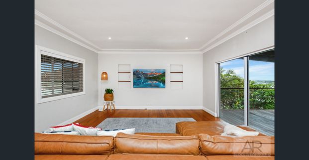 Family friendly home with views to die for! - Photo 1