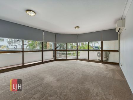 INNER CITY, 2 BEDROOM, 2 BATHROOM UNIT WITH 2 CAR SPACES ! - Photo 2