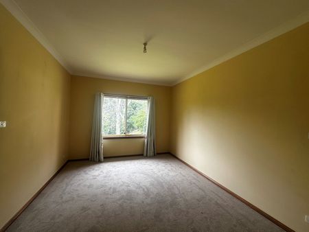 HUGE Family Home. - Photo 3