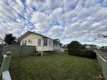 MANUREWA, 3 BEDROOMS - Photo 2