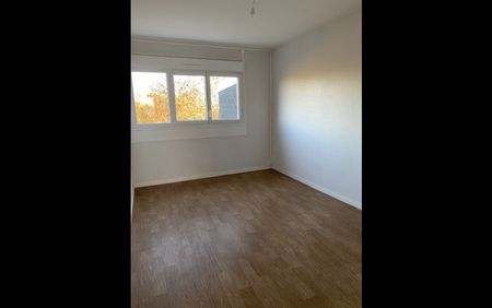 Location Appartement 4 pièces 76 m² Le Blanc - Photo 2