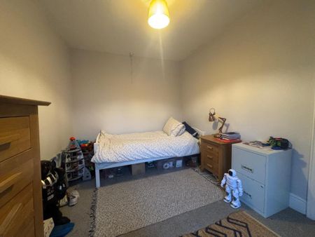 2 bedroom end of terrace house to rent - Photo 2