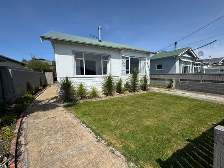 5 Crest Street, Tainui - Spacious Family Home in Prime Location - Photo 2