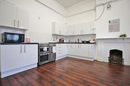 Room to rent within house share - Photo 2