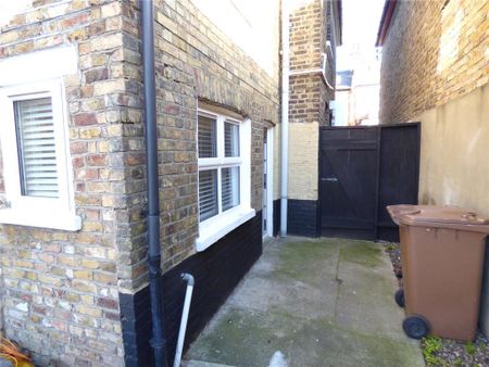 2 bedroom end of terrace house to rent - Photo 4
