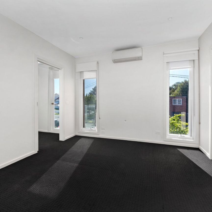 Spacious & Stylish 4-Bedroom, 3-Bathroom Townhouse Living - Photo 1