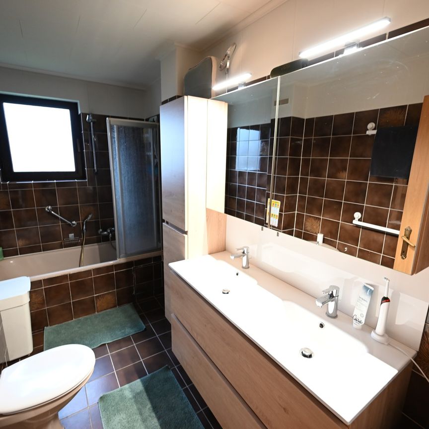 VERNIEUWD 3-slpk-appartement met GARAGE, nabij centrum Brugge! - Photo 1