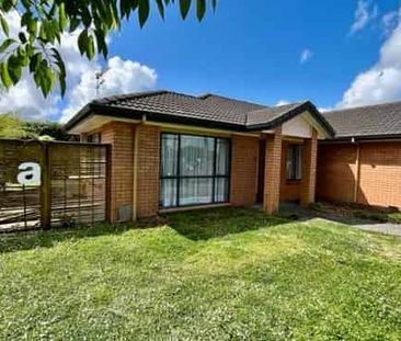 Contemporary Gem: 3 Bedrooms, 1 Bath, Double Garage, Recently Renov... - Photo 5