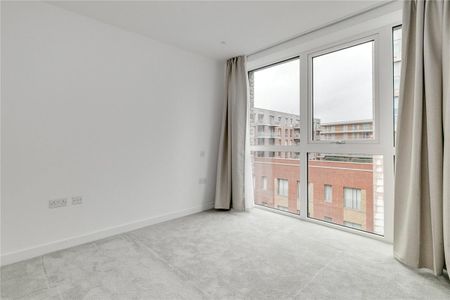 2 bedroom flat in Coster Avenue - Photo 4