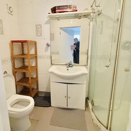 1 bedroom in a house share to rent - Photo 4