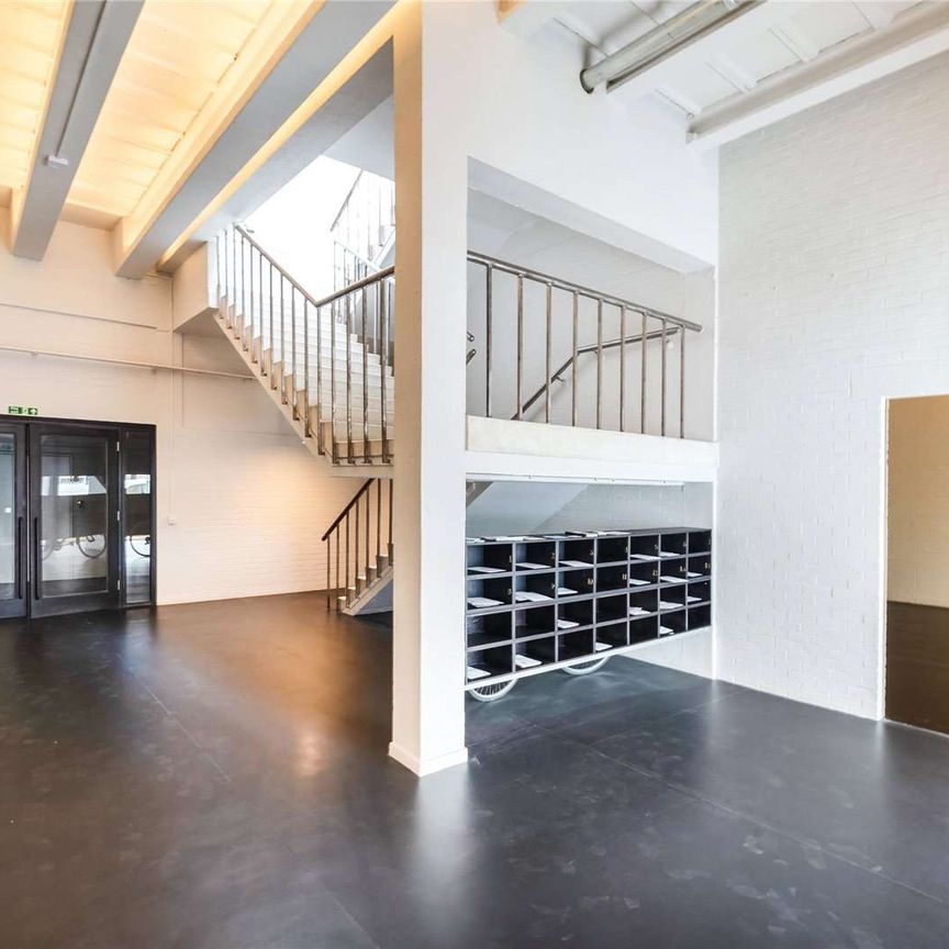 A spectacular 926sq ft one bedroom apartment in this exclusive converted commercial premises. - Photo 1