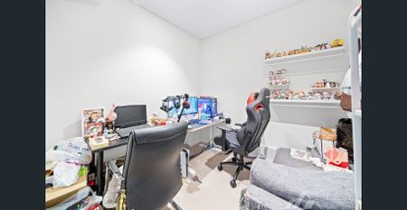 1 Bedroom | 1 Bathroom | Huge Study High-Level, North-Facing Apartment with Harbour Views - Photo 3