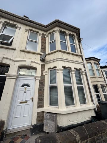 A Newly modernised Three-Bedroom Terraced home - Photo 2