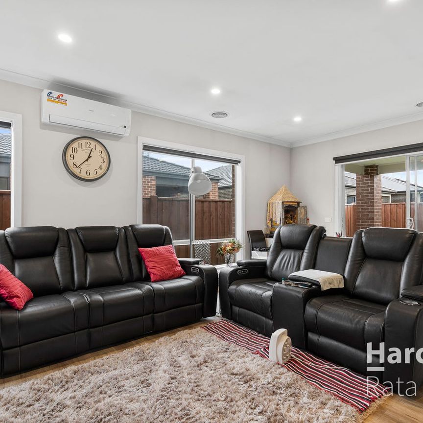 Stunning and Modern 3-Bedroom Home in Heart of Mickleham! - Photo 1