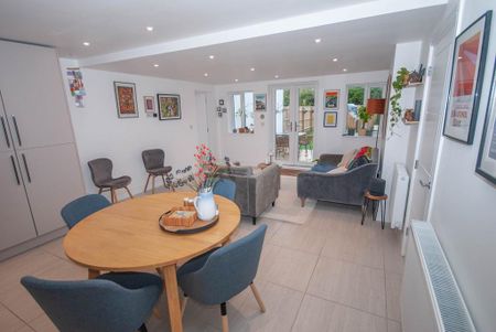 5 bedroom semi-detached house to rent - Photo 2