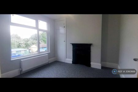 4 bedroom flat to rent - Photo 2