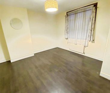 3 bedroom flat to rent - Photo 6