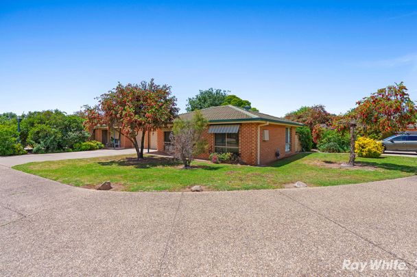 Central, low maintenance Villa - Photo 1