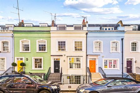 A beautifully refurbished five bedroom house, with separate terrace, tucked away in a pretty street seconds from the shops, bars and restaurants of the Kings Road - Photo 4