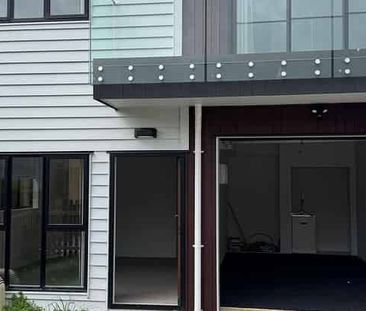 Modern 3BR Townhouse in Oteha, Rangitoto zone - Photo 1