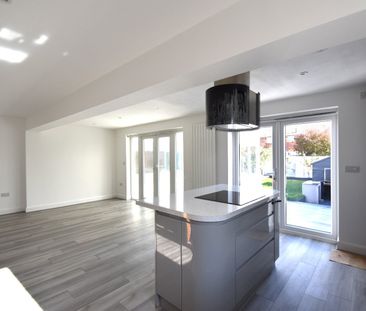 4 bedroom semi-detached bungalow to rent - Photo 2