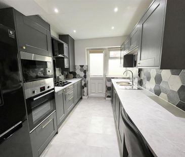 2 bedroom mews to rent - Photo 4