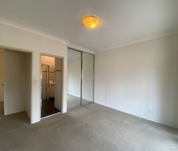 Modern 2-Bedroom Apartment in Prime Location - Photo 2