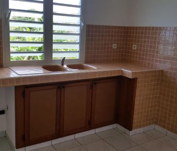 Location Appartement 4 pièces 70m² ST BENOIT 97470 - Photo 1