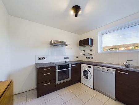 2 bedroom in Ray Park Avenue, Maidenhead - Photo 3