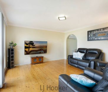 SPACIOUS FAMILY LIVING WITH POOLSIDE ENTERTAINING - Photo 3