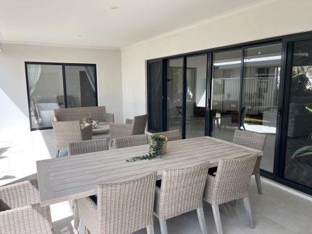 Lovely Modern Family Home - Photo 2