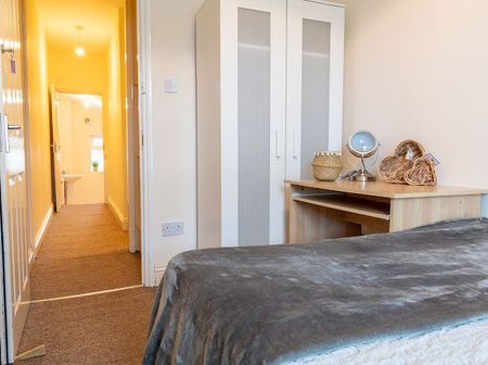 5 Bedroom Home – Medium Let - Photo 3