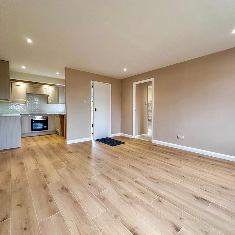 2 bedroom semi-detached bungalow to rent - Photo 1