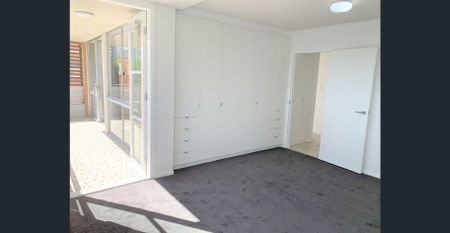 2 BEDROOM UNIT WITH WATER VIEWS – SURFERS PARADISE - Photo 2