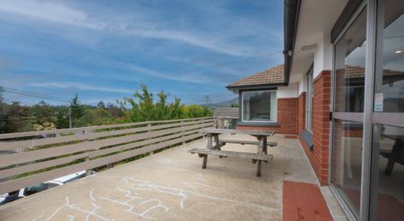 Sunny 3 Bedroom Home - Photo 3