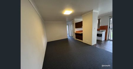 Cosy Two Bedroom Unit in the Heart of Minto ! - Photo 2