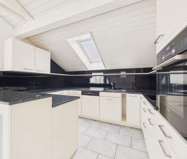 Stylish 4.5-room attic apartment with far view - Photo 3