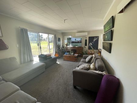 Three Bedroom Family Home - Photo 4