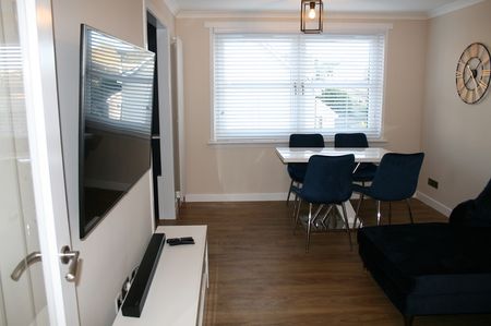 IMMACULATE 2 BEDROOM FLAT – BROCHTIE COURT, BROUGHTY FERRY - Photo 4