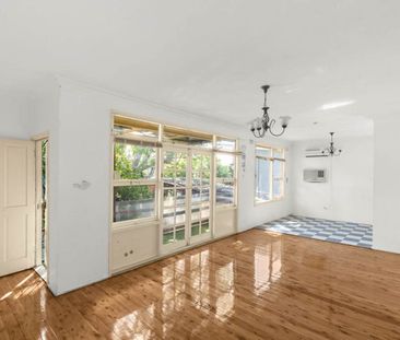 LOCATION, LOCATION! - Photo 4