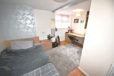 4 bedroom Flat in Wood Lane, Leeds - Photo 4