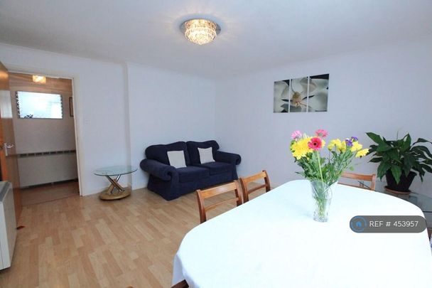 1 bedroom in a flat share to rent - Photo 1