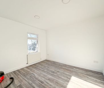 4 Bed Terraced House, Ripple Road, IG11 - Photo 2