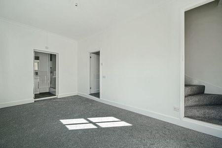 Meadrow, Godalming - 2 bedrooms Property for lettings - Seymours - Photo 4