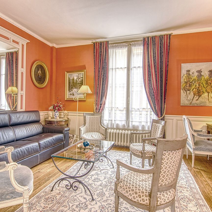Tout savoir sur cette maison dans le quartier Saint Louis, à Versailles - Photo 1