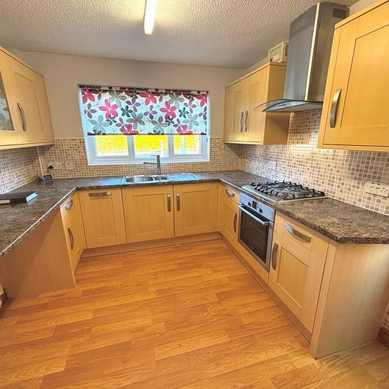 3 bedroom detached bungalow to rent - Photo 1