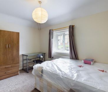 4 bedroom semi-detached house to rent - Photo 3