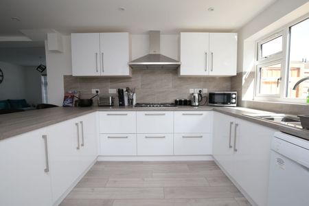 OX Living is proud to present this high-quality 5-bedroom co-living property, perfect for working professionals looking for stylish, stress-free living. - Photo 4