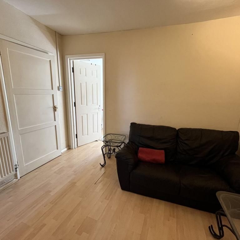 4 bedroom flat to rent - Photo 1