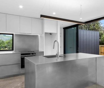 Architecturally designed townhouse - Photo 1